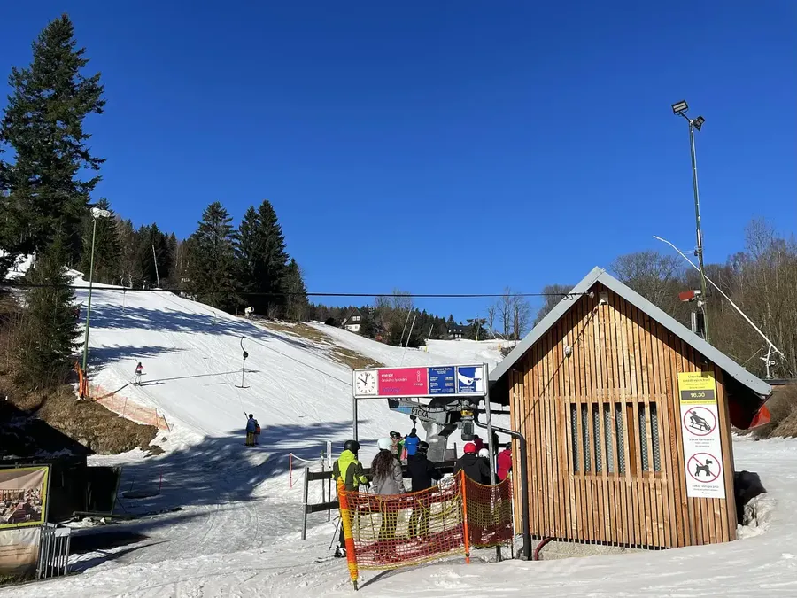 Zasněžená sjezdovka ski areálu Černá Říčka v Desné